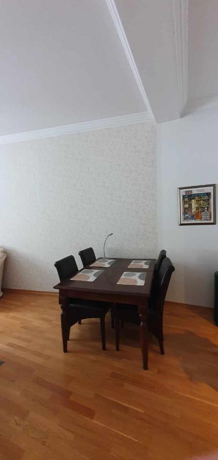 Cozy Apartment On The Town Hall Square Tallin Exterior foto